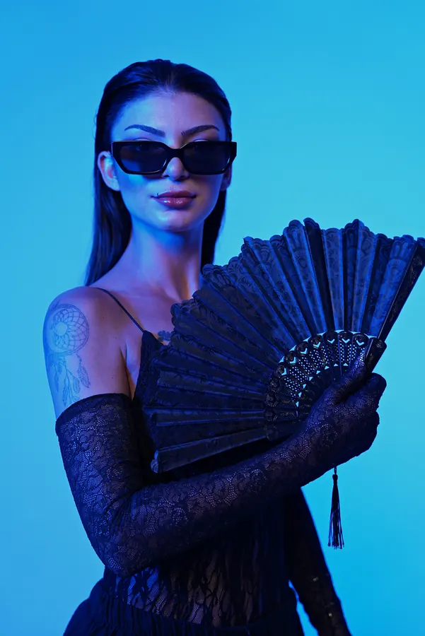Fan — colour-gel studio fashion portrait by photographer Soner Erdoğan