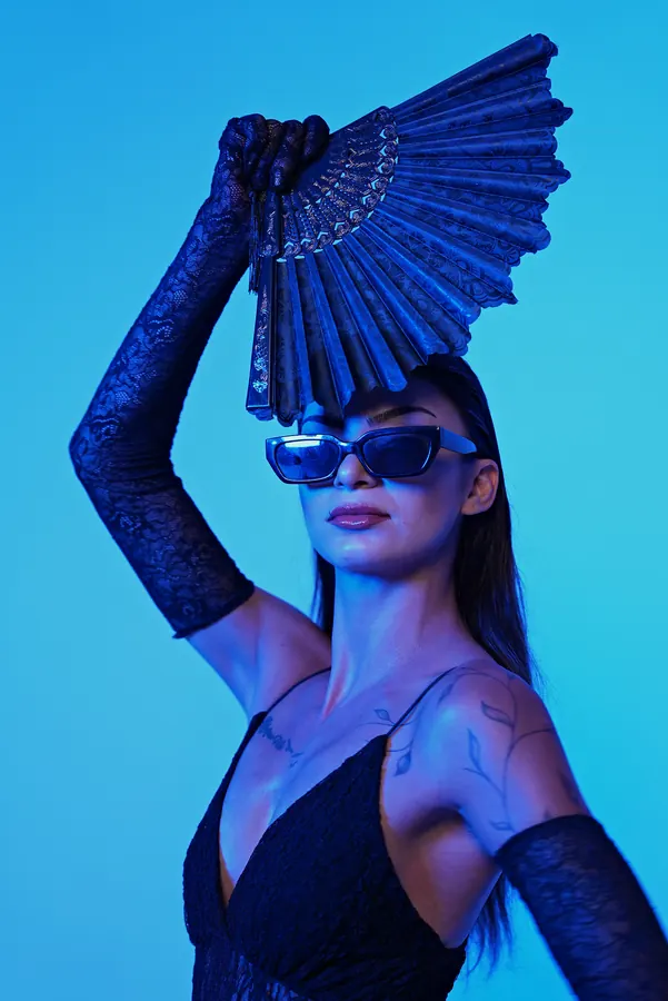 Fan — colour-gel studio fashion portrait by photographer Soner Erdoğan