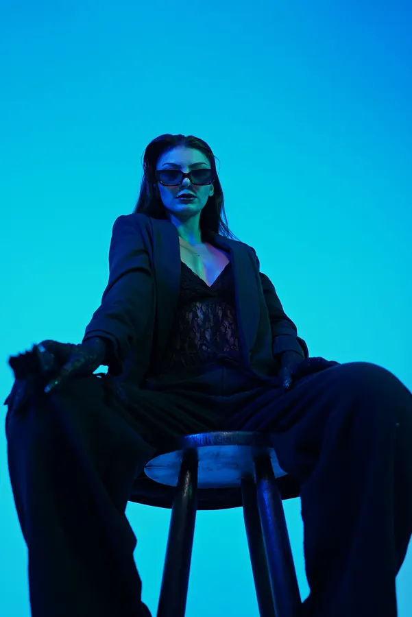 Fan — colour-gel studio fashion portrait by photographer Soner Erdoğan