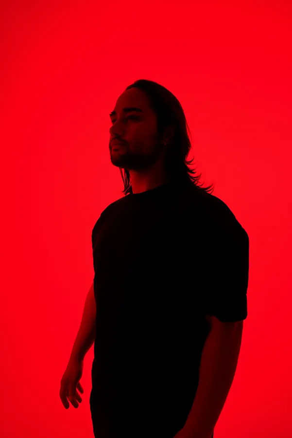 Silhouette — colour-gel studio fashion portrait by photographer Soner Erdoğan