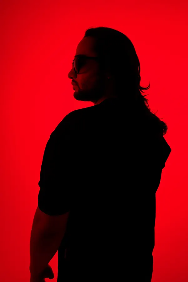 Silhouette — colour-gel studio fashion portrait by photographer Soner Erdoğan