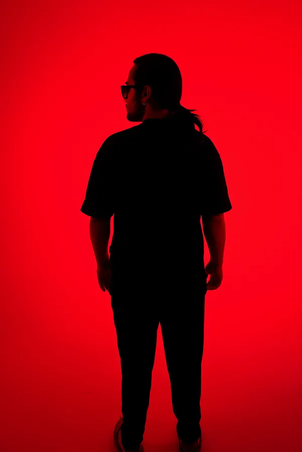 Silhouette — colour-gel studio fashion portrait by photographer Soner Erdoğan