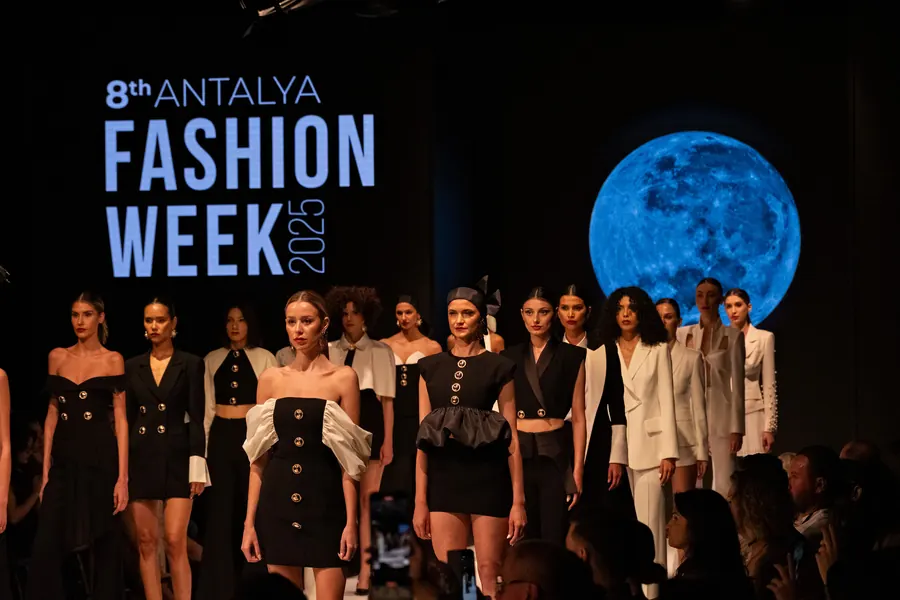 8th Antalya Fashion Week 2025 finale, runway photo — Soner Erdoğan